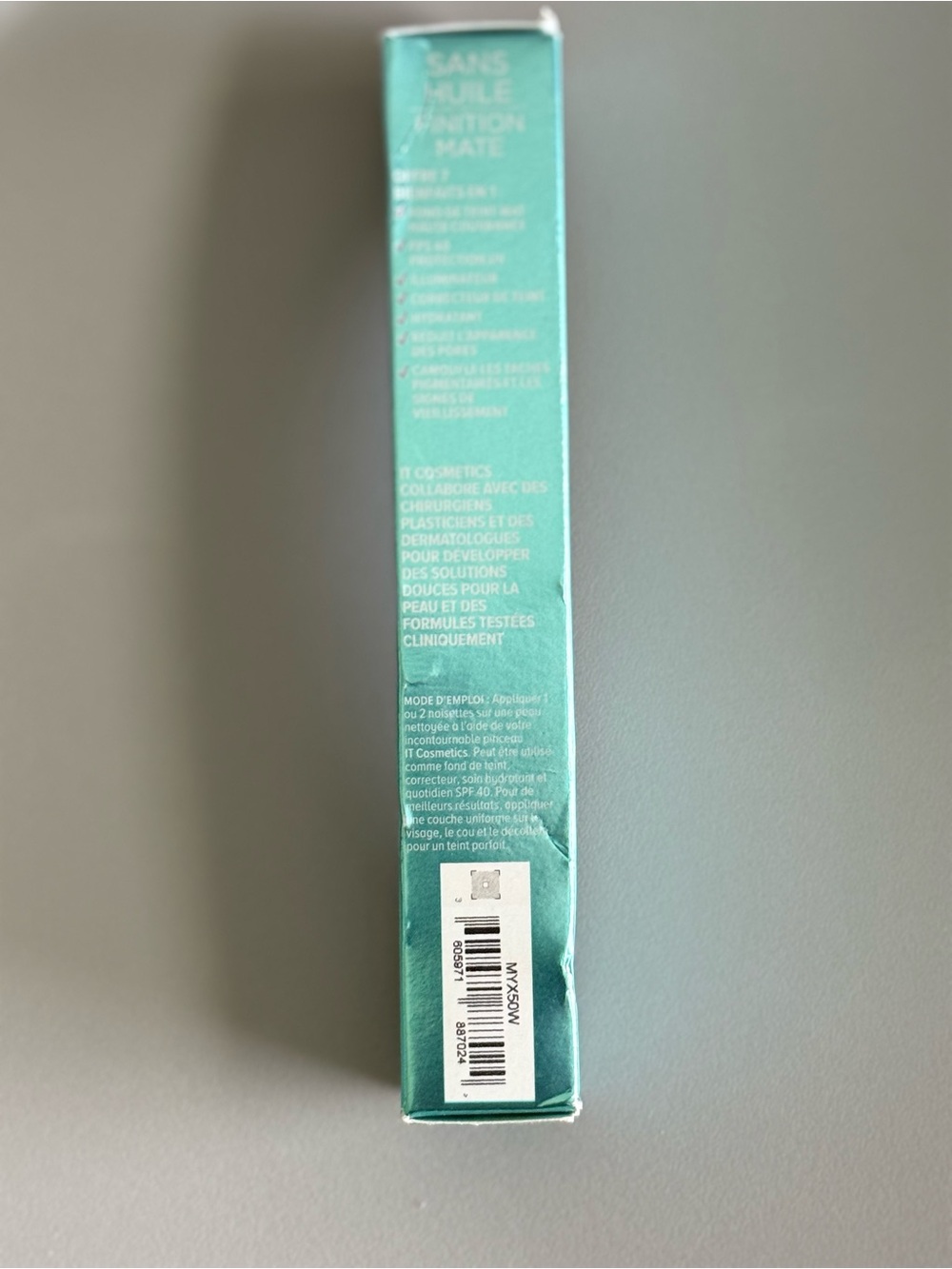 it cosmetics CC+ Oil-Free Matte Cream SPF 40 in Teal Packaging - Picture 4 of 6